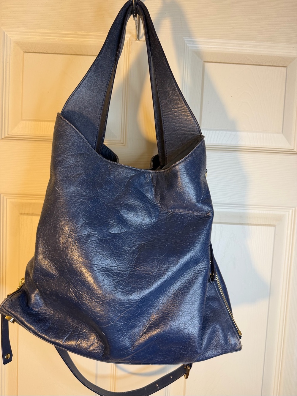 Michael Kors Navy Leather Shoulder Bag with Gold Chain Straps - Picture 2 of 12